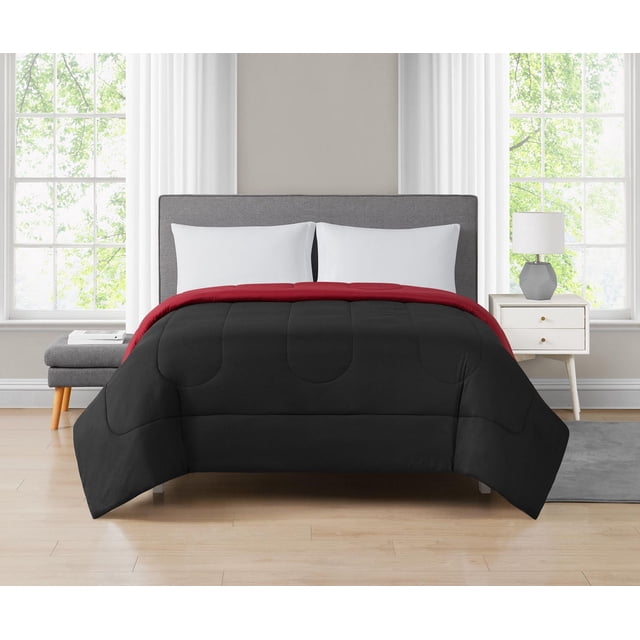 Mainstays Couette en Microfibre Réversible Unie, 1 Pce, Exposée sur un Lit avec une Tête de Lit Rembourrée Grise dans une Chambre Lumineuse. la Couette Est Noire à l'Avant avec des Motifs Ovales Cousus et s'Inversent en Rouge, Fabriquée à Partir de polyester 100 % Microfibre. le Lit a des Coussins Blancs, des Rideaux Blancs, une Table de Nuit Blanche avec une Lampe Géométrique Grise, et un Banc Gris Près de Grandes Fenêtres Montrant des Arbres Verts. Cette Couette Lavable à la Machine Convient pour Mettre à Jour le décor de Chambre avec une Chaleur Douce et Confortable