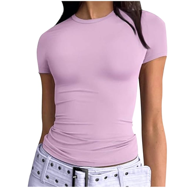 Liquidation de Hauts pour Femmes Grande Taille, Chemisier d'Été à Manches Courtes pour Femmes, T-shirt Décontracté à Manches Courtes Uni à Col Rond pour Femme, Chandail à Enfiler dans une Légère Teinte Lavande. le Haut Présente un design à Col Rond, des Manches Courtes et une silhouette Ajustée, Fabriqué en Matériau polyester Léger. Style avec jeans Blancs Ceinturés, Convient aux occasions Décontractées comme le Port Quotidien, les Voyages Ou les Fêtes pendant l'Été et le Printemps.