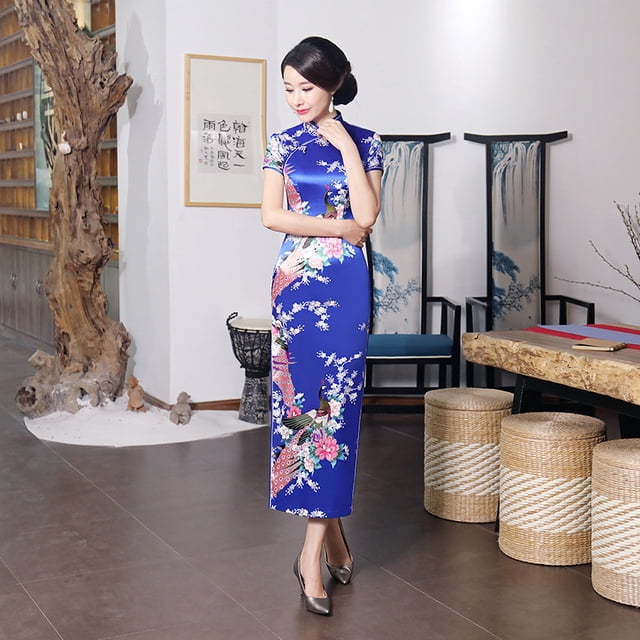 Robe Qipao Longue pour Femmes Multicolore Rétro Classique Style Chinois Imprimée Qipao Grande Taille Coupe Ajustée. Cette Robe Décontractée Présente un Imprimé floral et d'Oiseaux vibrant sur Fond Bleu, avec un Col Montant et des Manches Courtes. Conçue dans un Style Qipao Chinois Traditionnel, Elle Offre une Coupe Ajustée et Est Offerte en Tailles P à 3TG. Convient à la Mode pour Femmes, le Modèle Se Tient dans une Pièce Moderne avec une Déco Chinoise Traditionnelle, Portant des Talons Argentés.