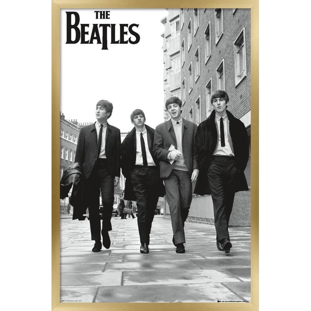 The Beatles - Affiche Murale de Londres, 22,375 Po x 34 Po Présentant une photo en Noir et Blanc de Quatre Hommes Marchant dans une Rue Pavée de Londres, Portant Complets, Cravates et Pardessus, avec de Grands Bâtiments en Briques en Arrière-Plan, Encadrée en Bois Clair. Cette Oeuvre Murale Est Idéale pour la Déco de la Maison Ou du Bureau.
