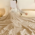 thumbnail image 1 of Couverture Raschel Douce et Épaisse à Double Couche, un Incontournable pour Se Réchauffer en Hiver, Convient aux Lits, aux Sofas et à d'Autres Scènes, Offrant un Confort Ultime, 1 of 6