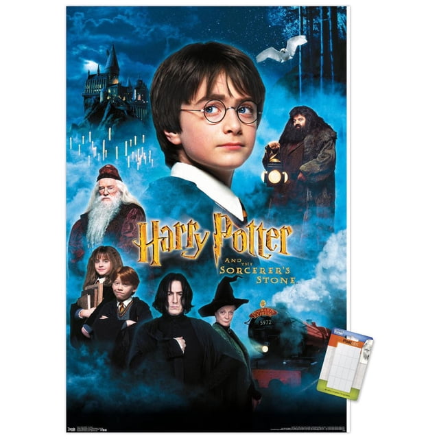 Harry Potter and the Sorcerer's Stone - Candles Affiche Murale d'Une Feuille, 22,375 Po x 34 Po Présentant un collage avant de Personnages Principaux avec le Château de Poudlard Lumineux en Arrière-Plan, des Bougies Flottantes dans la Brume, le train Express de Poudlard Numéroté 5972, et un Hibou Blanc Volant dans un Ciel Nocturne Bleu Foncé, Convient à la Décoration Murale de Chambre Ou de Dortoir.