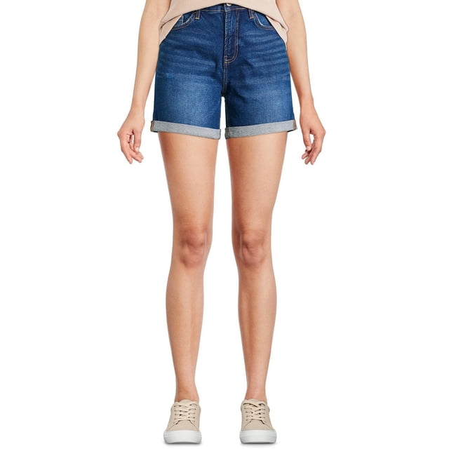 George Short Midi pour Femme en denim Bleu avec Poignets Roulés, Fabriqué à Partir d'Un Mélange Riche en Coton avec Élasthanne Extensible pour le Confort, avec Boucles de Ceinture, Braguette à Bouton et Fermeture Éclair, et un design à 5 Poches, Montré à l'Avant sur un Modèle Portant des Espadrilles Beiges et un Haut Léger, Convient pour un Usage Décontracté par Temps Chaud.