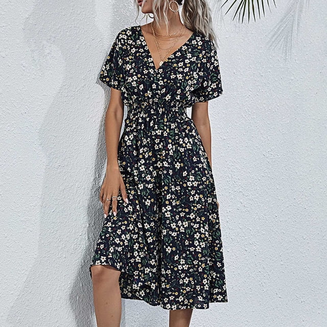 CEHVOM Robe d'Été Décontractée pour Femme à Manches Courtes, Col en V, Robe Ajustée à Imprimé Floral Foncé. Cette Robe Légère en polyester Présente un Col en V, des Manches Courtes et une Taille Froncée, Offrant une Coupe Stylée et Confortable. Idéale pour les occasions Décontractées en Été, au Printemps et en Automne. le Modèle Est Photographié à l'Extérieur contre un Mur Texturé Blanc.