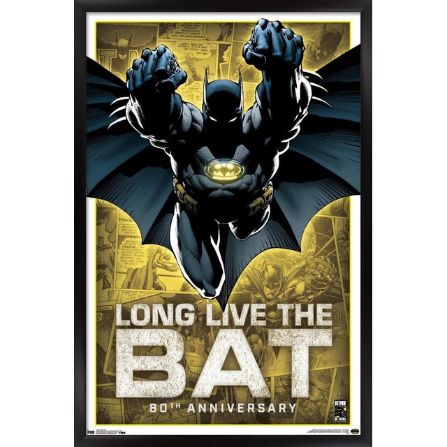 DC Comics - Batman - Affiche Murale du 80e Anniversaire, 22,375 Po x 34 Po, Présentant un Batman Orienté vers l'Avant avec Poings Allongés et cape Déployée, Ensemble sur Fond Jaune de Panneaux de Bande Dessinée vintage avec Texte Blanc Audacieux « Longue Vie à la Chauve-Souris » Célébrant le 80e Anniversaire, Imprimée sur Papier d'Affiche Lustré, Convenant à la Déco Intérieure.