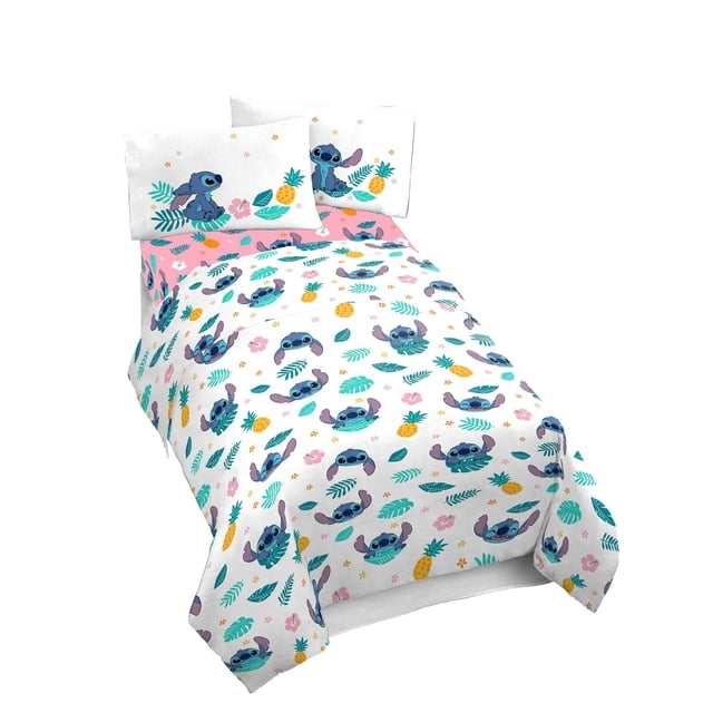 Lilo et Stitch Ensemble de Draps Complet 4 Pcs en Denim Hawaïen pour Lit Double avec Draps Blancs et Taies d'Oreiller Mettant en Vedette des Personnages Stitch Bleus, des Feuilles Tropicales, des Fleurs d'Hibiscus Roses et des Ananas Jaunes, Fait de 100 % polyester et Lavable à la machine, Convient aux Draps pour Enfants et à la Literie pour Enfants.