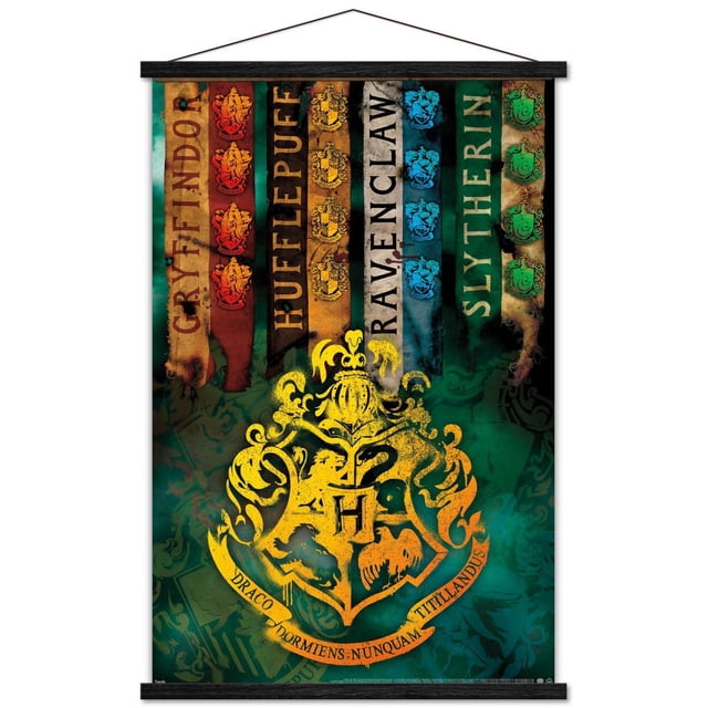 Le Monde des Sorciers : Harry Potter - Affiche Murale d'Écussons de Maison, 14,725 Pouces x 22,375 Pouces Affiche des Bannières Verticales de Gryffondor, Hufflepuff, Ravenclaw et Slytherin houses avec Leurs Écussons et Noms au-Dessus d'Un Grand Écusson Jaune de Poudlard avec la Devise Draco Dormiens Nunquam Titillandus sur un Fond Texturé Vert Foncé, Imprimé sur Papier Lustré et Adapté pour Décorer