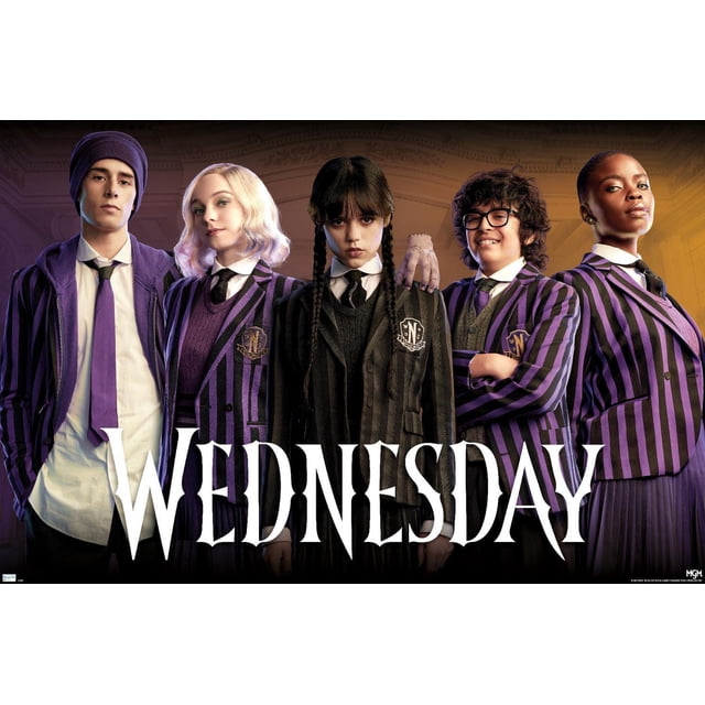 Wednesday - Affiche Murale de Groupe, 22,375 Po x 34 Po Mettant en Vedette Cinq Personnages d'Uniformes Scolaires Debout Côte à Côte dans une Pièce Faiblement Éclairée. Quatre d'Entre-eux Portent des blazers Rayés Violets et Noirs avec des Chemises et Cravates Blanches, et la Figurine Centrale Porte un blazer Noir avec un Écusson « N ». l'Affiche Brillante Comprend un Texte Blanc Audacieux « Wednesday » et Convient à la Déco Murale de Chambre Ou de Bureau.