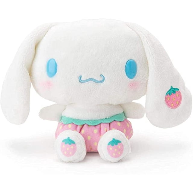 Jouet Mignon Sanrio Strawberry Series Cinnamoroll Poupée en Peluche 25 cm Mettant en Vedette un Chiot en Peluche Blanc aux Joues pastel Rose-Rose, des Détails Faciaux Brodés Bleu Vif et des Oreilles Tombantes Prolongées. la Peluche Est Habillée de shorts Roses avec des Motifs de Fraises et une Ceinture Verte, avec un Détail de Fraise Brodé sur une Oreille. le Jouet Est en Posture Assise Droite, Idéal pour Se Blottir Ou Être Exposé dans des collections de Peluches kawaii.