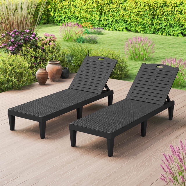 Costway Chaises Ensemble de 2 Longues avec Dossiers Réglables à 5 Positions en Noir, Conçues pour une Utilisation Extérieure sur patios, Terrasses Ou Zones au Bord de la Piscine. Chaque Chaise Présente une surface en Rotin PP Respirant, des Pieds Robustes et un design Épuré pour la Détente et les Bains de Soleil. Idéal comme Mobilier de patio Ou Chaises Longues d'Extérieur.