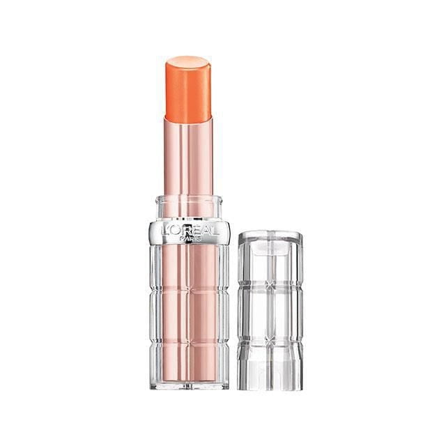 Oréal Paris Colour Riche L' Rouge à Lèvres Repulpant en tube de Plastique Transparent et Facetté avec Enveloppe Intérieure Or rose, Montrant un Baume Teinté orange Doux Allongé, Conçu pour un Effet Lustré et Repulpant avec un Port Confortable, Capuchon Enlevé et Placé à Côté sur un Fond Blanc.
