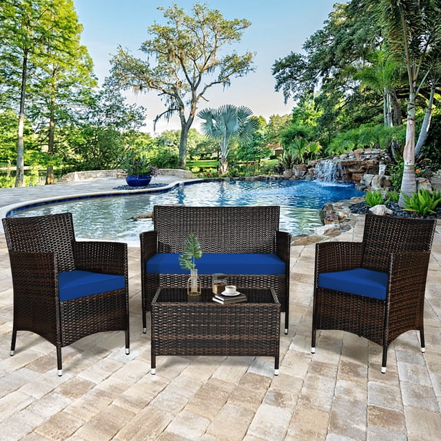 Gymax Ensemble de Conversation en Rotin pour Patio 4 Pcs Extérieur avec Coussin Bleu Marine Disposé au Bord de la Piscine. Comprend Deux sofas Simples, un Causeuse et une table Basse avec Dessus en Verre Trempé. Fait de Coussins en Rotin Brun Mélangé et Bleu Marine avec Housses Amovibles pour un Nettoyage Facile. Parfait pour les patios Extérieurs, les Jardins et la Détente au Bord de la Piscine.