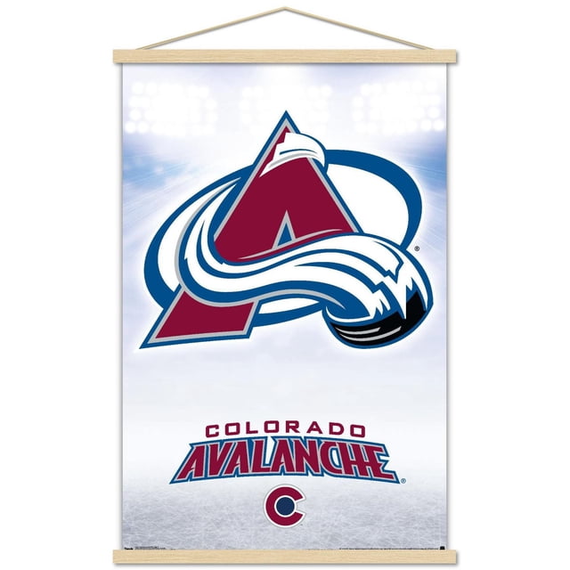 LNH Colorado Avalanche' Colorado Avalanche - Affiche Murale Logo 17, 22,375 Po x 34 Po Encadrée Mettant en Vedette le Logo Colorado Avalanche avec un « a » Bourgogne Enrobé de Stries de Neige Blanches sur un Fond de Patinoire Bleu Pâle, avec « text » et le Logo Circulaire Secondaire Dessous, Convient comme art Mural Ou Déco de Pièce pour les Amateurs de hockey.