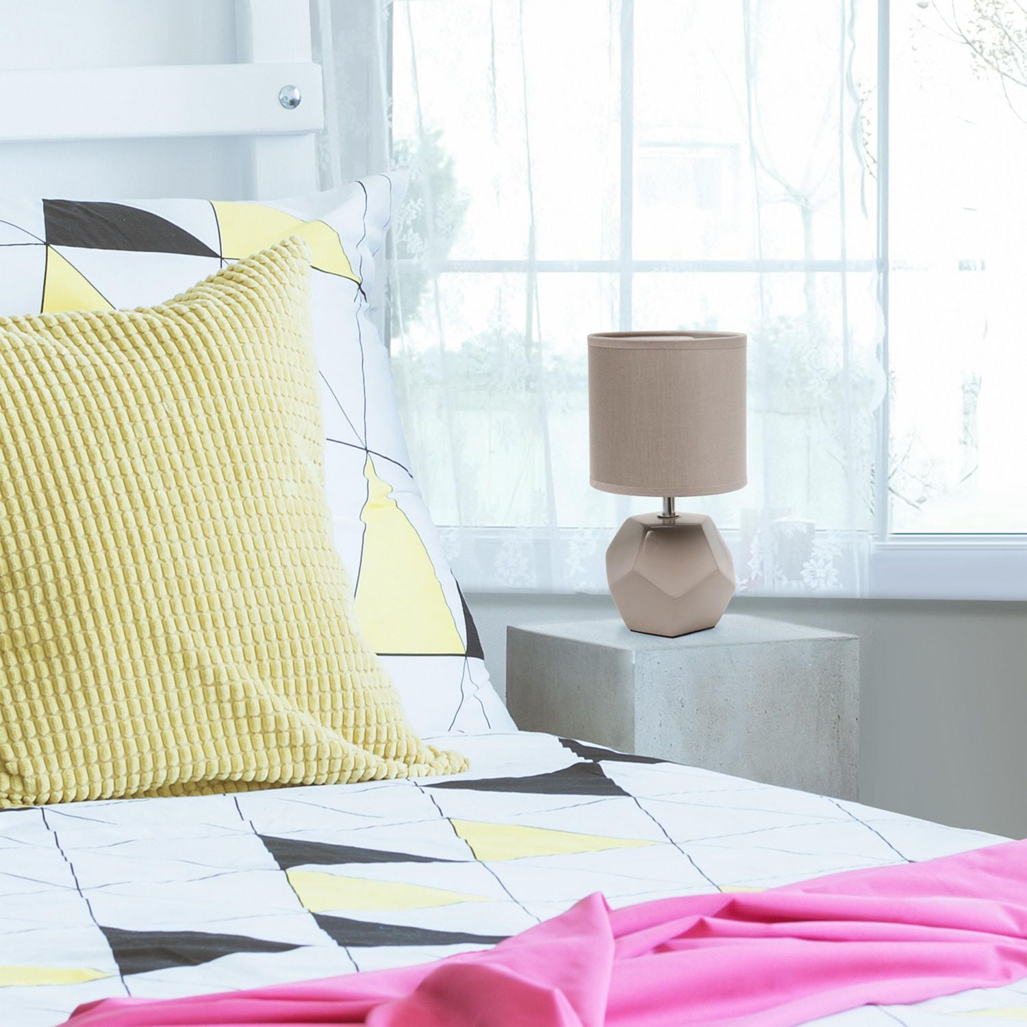 Simple Designs - Mini lampe de table à prisme rond avec abat-jour en tissu assorti