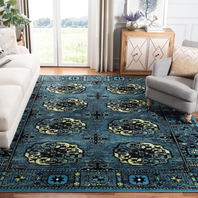 Safavieh Vintage Hamadan Tapis Traditionnel Regent de Forme Rectangulaire, Présentant un Motif Persan Bleu Richement Coloré avec des Médaillons Jaunes et Noirs, Posé sur un Plancher de Bois Franc entre un sofa beige et un Fauteuil Gris Près de Grandes Fenêtres avec des Rideaux beige, Idéal pour Ajouter un Charme Vintage et un accent durable aux Espaces de Vie.