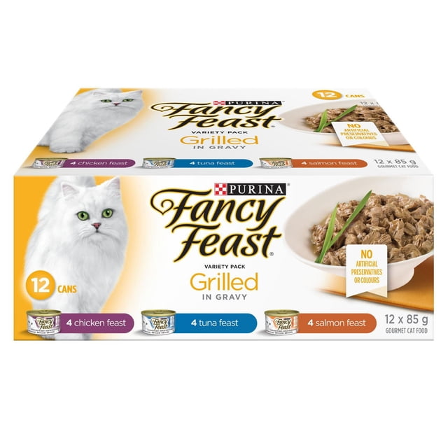 Fancy Feast Assortiment de Grillades Nourriture Humide pour Chat 12 x 85 g Comprenant des Morceaux de Poulet, de Thon et de Saumon Grillés dans une Sauce, Offrant une nutrition Complète et Équilibrée aux Chats Adultes Sans Agents de Conservation Ni Colorants Artificiels, Présenté dans une Boîte avec des images de la Nourriture et des Boîtes.