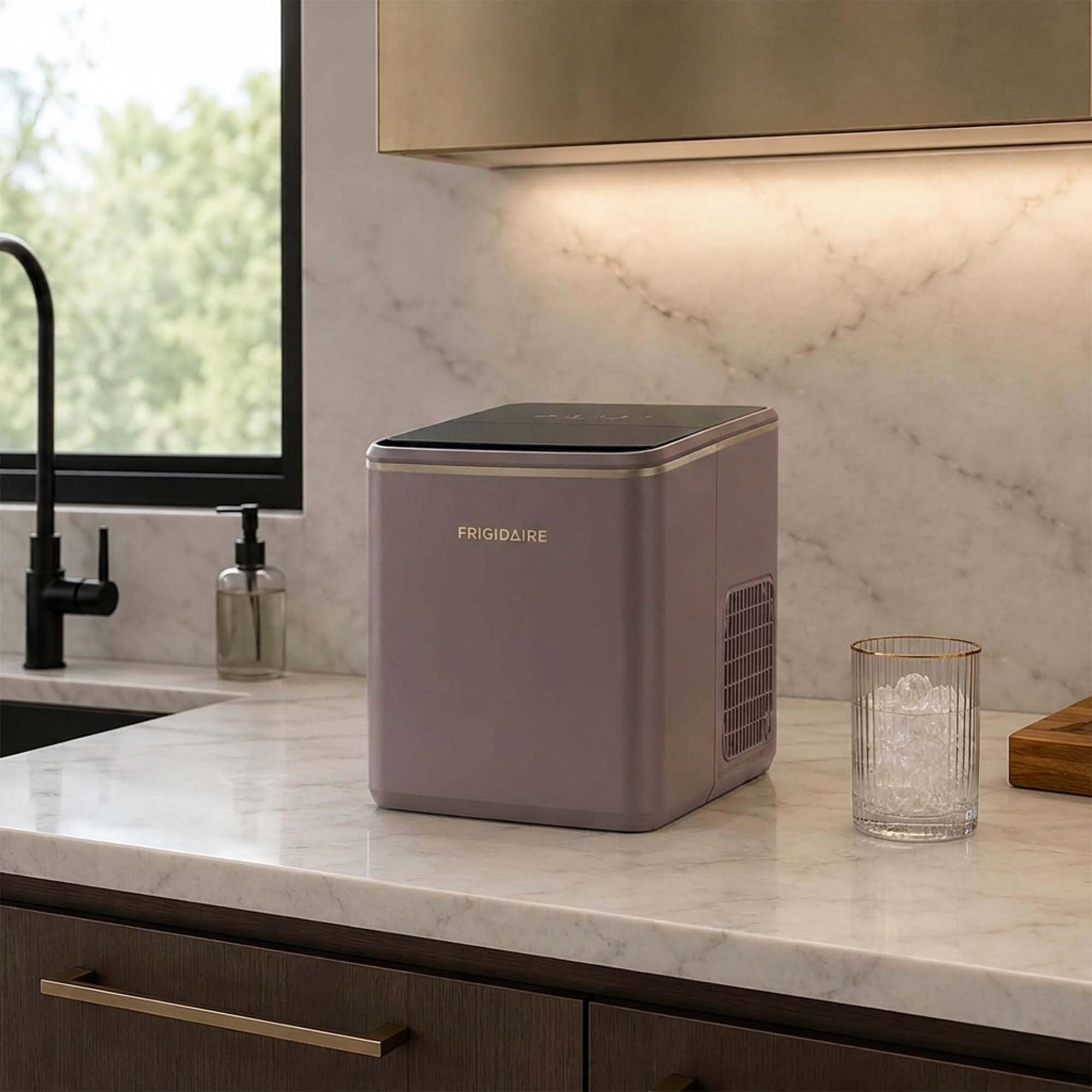 Machine à glaçons de comptoir Frigidaire 11,8 kg (26 lb), portable, avec commandes tactiles, mauve