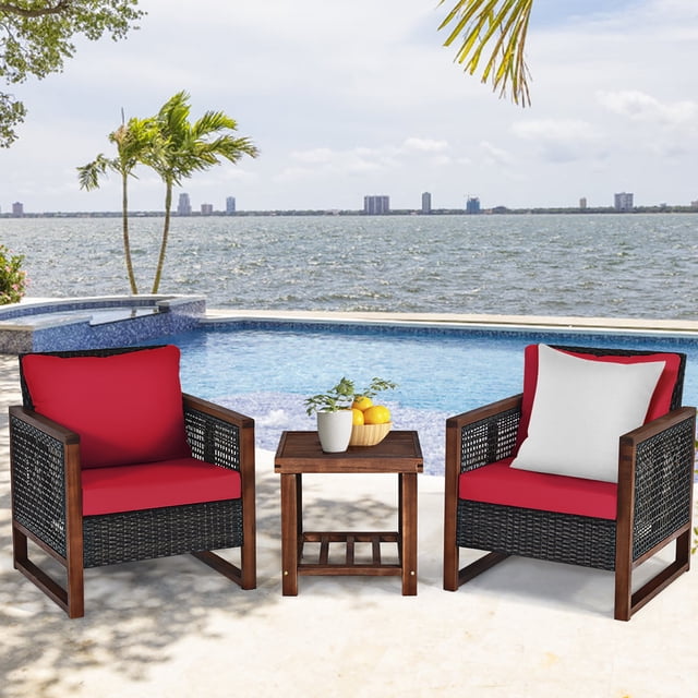 Costway Ensemble de Meubles de Terrasse en Osier 3 Pcs Coussin Canapé Table Carrée Étagère Rouge. Cet Ensemble Comprend Deux Chaises en Rotin et Bois d'Acacia avec Coussins Rouges et une Table Basse Carrée en Bois d'Acacia avec Étagères de Rangement à Deux Niveaux. les Chaises Comportent de Larges Accoudoirs, des Dossiers Hauts et des Matériaux Résistants aux Intempéries pour une Durabilité Extérieure. Exposé au Bord de la Piscine avec une Vue sur le Bord de l'Eau, Il Convient aux Jardins, Balcons Ou Cours Arrière.
