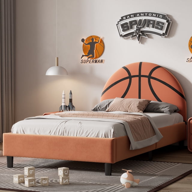 Noble House Lit Plateforme Simple Rembourré au Design de Basketball en orange, Doté d'Une Tête de Lit en Forme de Basketball avec Rembourrage en Velours et Détails Brodés. Ce Lit Plateforme Comprend des Lattes en Bois Robustes, un Bord Bas pour un Accès Facile, et Supporte jusqu'à 300 Lb. Idéal pour Enfants et Ados, Il Est Présenté dans une Chambre à Thème Sportif avec Déco Murale de Basketball et Jouets.