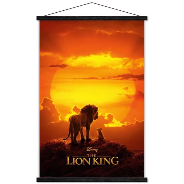 Disney Le Roi Lion - Affiche Murale Mufasa And Simba, 22,375 Po x 34 Po art Mural Encadré Représentant un Grand Lion et un Petit sur une Colline Rocheuse Se Silhouette sur un Ciel de Coucher de Soleil orange et Jaune Vif avec des Nuages, Mettant en Vedette le logo Disney Le Roi Lion, Convient à la Déco de la Maison et aux Chambres d'Enfants.