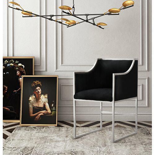 Chaise de salle à manger noire Take Me Home KARAT – Chaise de salle à manger moderne et luxueuse avec revêtement en velours noir doux, base en métal doré et accoudoirs confortables, parfaite pour les