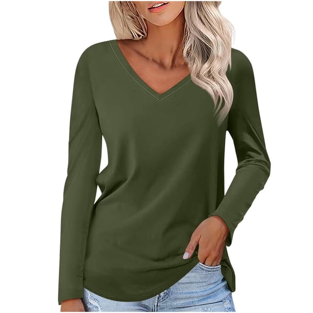 Timegard Hauts pour Femmes Col en V Manches Longues T-Shirt Basique de Couleur Vert olive Uni. Ce Tunique Décontractée Présente une Coupe Ample avec des Lignes Épurées et une silhouette simple, Idéale pour Superposer avec des cardigans Ou des Vestes. Fabriquée en Tissu Doux et Respirant, Elle Convient au Printemps, à l'Été et à l'Automne. Montrée Stylée avec des jeans Délavés Clairs pour un Style chic Mais Confortable.