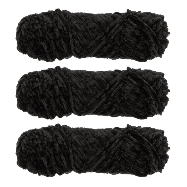 Unique Bargains Fil Chenille en Velours de Polyester Noir, 3 Écheveaux. Cet Ensemble Comprend Trois Écheveaux de Fil Chenille Doux, Duveteux et Épais Faits de 100 % Polyester. Chaque Écheveau Pèse 100 g (3,5 Oz) et Mesure 131 Verges de Longueur. le Fil Présente une texture Veloutée, Idéal pour des Projets de Tricot et de crochet comme des Couvertures, des Écharpes, des Tuques, des Coussins et des Jouets. le Fil Noir Est Montré dans une Vue Orientée vers l'Avant, Enroulé Soigneusement