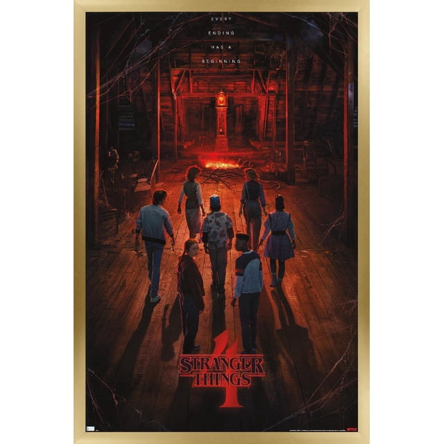 Netflix Stranger Things : Saison 4 - Affiche Murale Teaser de Creel House sur une Feuille Mettant en Vedette Sept Personnages Marchant vers un Grand-Père Lumineux avec une Horloge dans un Grenier Sombre avec Planchers en Bois et Toiles d'Araignée, Illuminée par une Lumière Rouge, avec le Texte « Chaque Fin a un Début » au-Dessus et le logo Stranger Things 4 en Dessous.