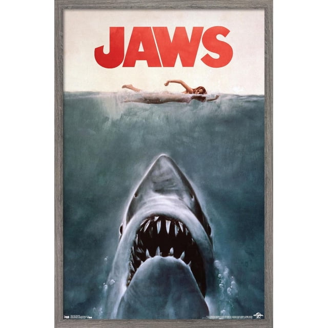 Mâchoires - Affiche Murale en une Feuille, 22,375 Po x 34 Po, Représentant un Grand Requin Blanc Centré aux Mâchoires Ouvertes et aux Dents Tranchantes Nageant vers le Haut sous une Femme Nageant à la surface de l'Eau, avec Titre de Mâchoires Rouges Audacieux au-Dessus, Imprimée sur Papier d'Affiche Lustré Idéale pour l'Art Mural et la Déco Intérieure.