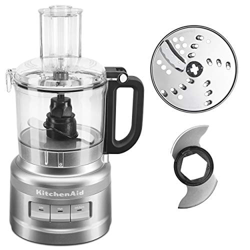 KitchenAid Robot Culinaire de 7 Tasses avec Bol de Travail de 7 Tasses Transparent et Résistant aux Fuites et Poignée Noire sur une base Argentée avec Trois Réglages de Vitesse pour Faible, Élevé et Impulsion. Comprend un Disque Réversible en Acier Inoxydable pour Trancher/déchiqueter et une Lame Polyvalente pour Hacher, Râper, Trancher et Réduire en Purée.