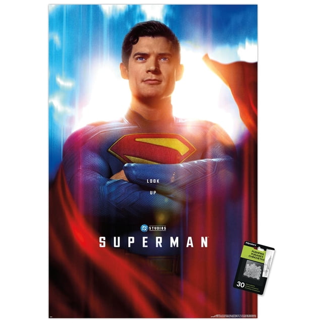 DC Studios Superman (2025) - Affiche Murale Gros Plan d'Une Feuille Présentant une Vue Centrée et Orientée vers l'Avant de Superman avec des Bras Croisés, Portant une Combinaison Texturée Bleue avec un Emblème « s » Rouge et Jaune sur la Poitrine, sur Fond Bleu et Blanc Lumineux avec une cape Rouge Fluide au Premier Plan. l'Affiche Comprend un Texte « Regarde vers le Haut » au-Dessus du logo DC Studios et « Superman » au Bas, Mesurant 22,375 Pouces x