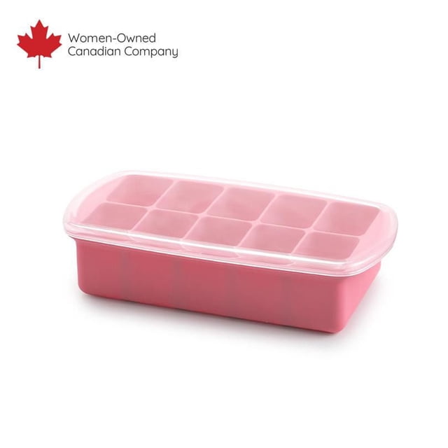 Plateau de Congélation en Silicone pour Aliments pour Bébé avec Couvercle, Rose, Comprenant Dix Compartiments de 2 Oz et un Couvercle Transparent pour Prévenir les Déversements et les Odeurs, Vu de Face 3/4 sur Fond Blanc, Provenant d'Une Entreprise Canadienne Appartenant à des Femmes.