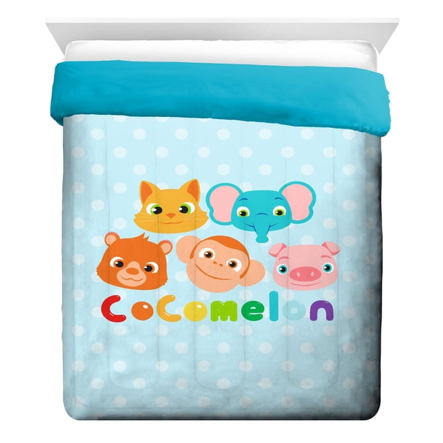 Cocomelon Animaux Couette Réversible Simple/double avec devant à Pois Bleu Pâle Présentant des Visages de Chat, d'Éléphant, d'Ours, de Singe et de Cochon au-Dessus du logo Coloré Cocomelon, et un Côté Inversé Uni Bleu Vif, Mesurant 72 par 86 Pouces, Faite de 100 % polyester, Convient aux Lits Simple Ou Double pour Enfants.