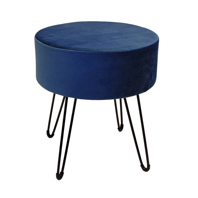 Pouf Ottoman Rond Pixie avec Siège Circulaire Rembourré en Velours Bleu Marine et Rembourrage Rembourré, Supporté par Quatre Pieds Épingle en Métal Noir. un Ottoman Moderne au design compact et Peu Encombrant, Idéal comme Repose-Pieds, Siège Supplémentaire Ou Tabouret de Coiffeuse dans les Salons, Chambres, Couloirs Ou Salles de Bain. Dimensions : Hauteur de Siège 15,7 Pouces, Diamètre de Siège 14,5 Pouces.
