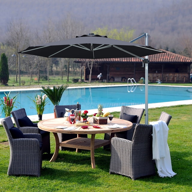 Costway Parasol Déporté de Patio 11 Pieds Gris avec rotation à 360° et Inclinaison Réglable, Montré dans un Décor Extérieur Près d'Une Piscine. le Parasol Présente une Auvent Rond de 11 Pieds en Tissu Teint au Fil 240 G/m2 Résistant à la Décoloration, Soutenu par un Poteau en Aluminium Antirouille et 8 Nervures en Acier Robustes. une base en Croix Offre une Stabilité, et le Parasol Comprend une Manivelle pour une Ouverture et une Fermeture Faciles. Idéal pour Offrir un Grand Ombrage sur les Zones de Repas Ou d'Assise Extérieures