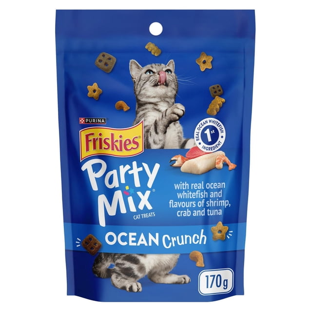 Friskies Party Mix Ocean Crunch Friandises pour Chats Pochette de 170 g Montrant un Chat Tigré Gris Se Léchant les Lèvres Entouré d'Étoiles Croquantes, de Carrés et de Friandises en Forme de Poisson Faites avec du Vrai Poisson Blanc de l'Océan comme Premier Ingrédient et Saveurs de Crevettes, de Crabe et de Thon, Idéal pour les Chats Adultes et la Santé Dentaire.