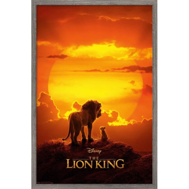 Disney Le Roi Lion - Mufasa And Simba Affiche Murale, 22,375 Po x 34 Po Affiche Murale Encadrée Montrant un Lion Adulte Mufasa et un Petit Simba Debout sur un Éperon Rocheux contre un Coucher de Soleil orange Lumineux avec des Nuages, Convient à la Décoration Intérieure et aux Cadeaux.