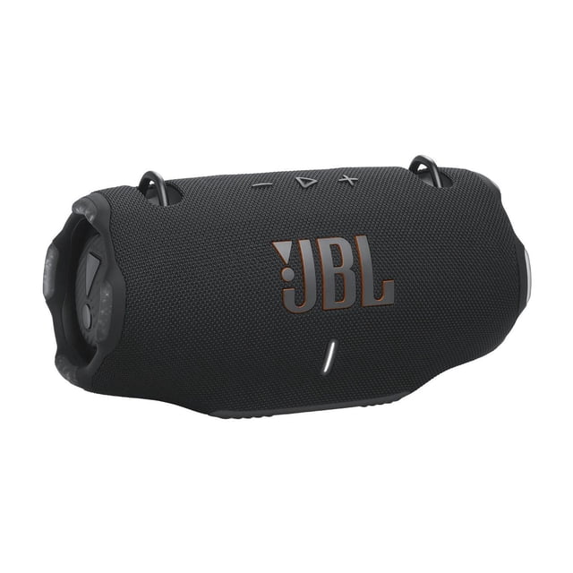 JBL XTREME 4 Haut-Parleur Bluetooth portable Étanche Noir avec grille en Tissu Texturé, Grand logo JBL, Embouts Caoutchoutés avec Doubles Radiateurs Passifs, et Boucles Métalliques pour Bandoulière, Montré sous un angle 3/4 sur Fond Blanc, Idéal pour l'Extérieur et les Voyages.