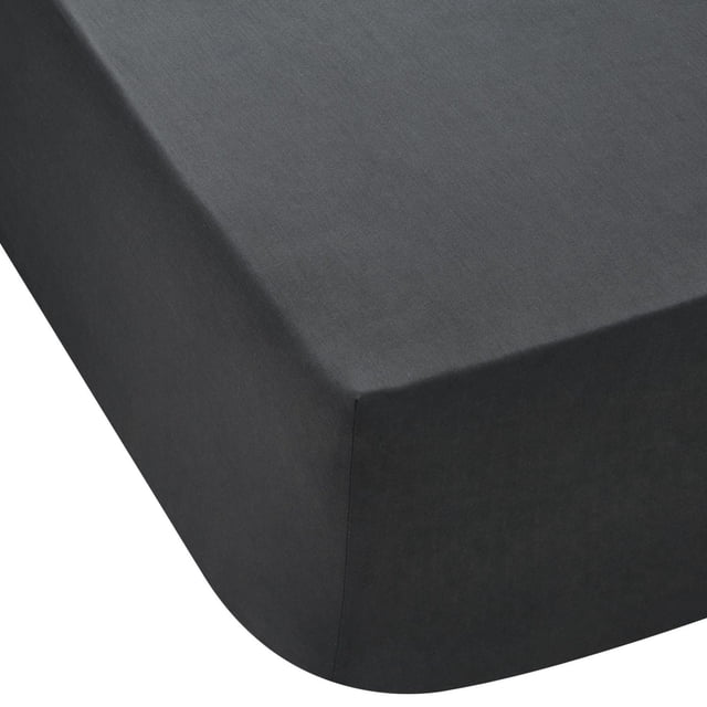 Mainstays Drap-Housse Gris Foncé, Fabriqué en Coton Respirant 100 % avec 180 Fils au Pouce, Doté d'Une Bordure Élastique durable pour s'Adapter aux Matelas jusqu'à 12 Pouces de Profondeur, Montré dans une Vue de Coin Gros Plan avec texture de Tissu Lisse.