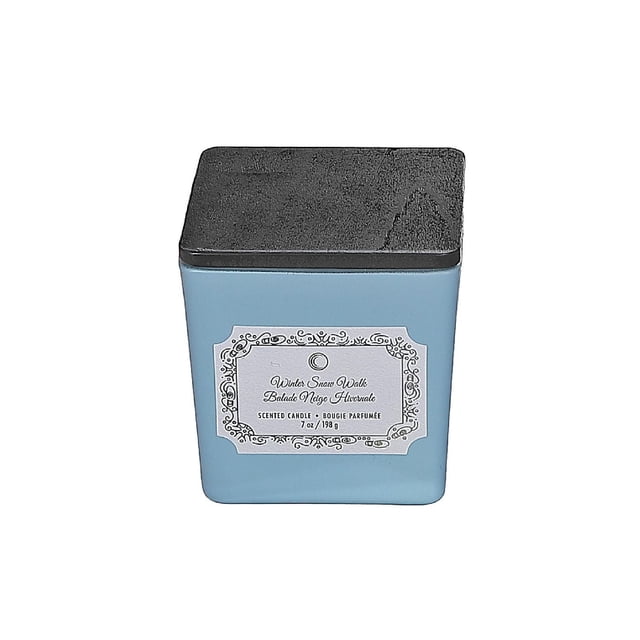 Bougie Carrée de Noël 7 oz Promenade Enneigée d'Hiver avec Vue Frontale d'Une Bougie Parfumée en Cire Bleue de 7 oz Présentant un Couvercle Noir Texturé et une Étiquette Blanche Décorative en Anglais et en Français, Idéale pour les Décorations de Noël Intérieures afin de Créer une Atmosphère des Fêtes Apaisante et Douillette.