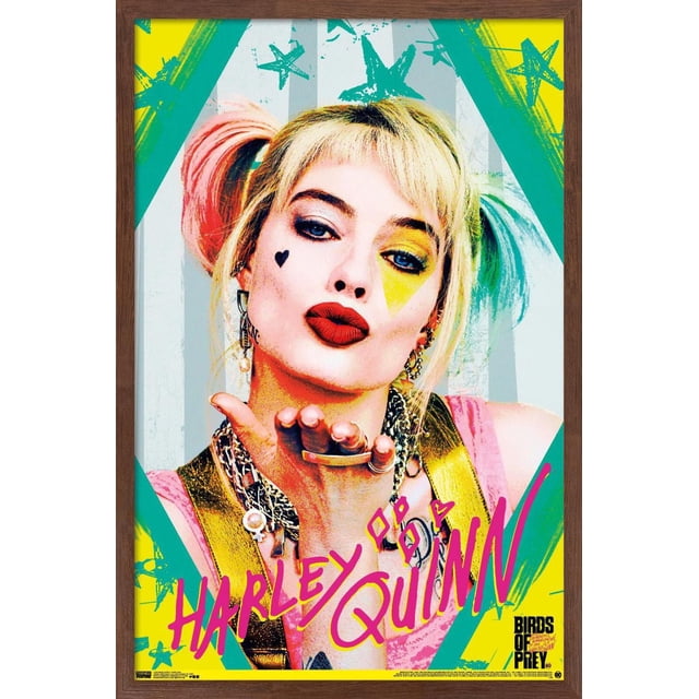 DC Comics Film - Oiseaux de Proie - Harley Quinn - Affiche Murale Kiss, 22,375 Po x 34 Po Représentant Harley Quinn aux Cheveux Blonds en Tringles Roses et Bleues, Portant un Gilet Métallique Doré et des Colliers Superposés sur une Toupie Rose, Soufflant un Baiser sur un Fond Coloré avec des Motifs d'Étoiles Sarcelle et Jaunes, Présentant un Texte Rose Audacieux « Harley Quinn » et un logo « Birds of Prey », Idéal pour une Oeuvre Murale Vibrante