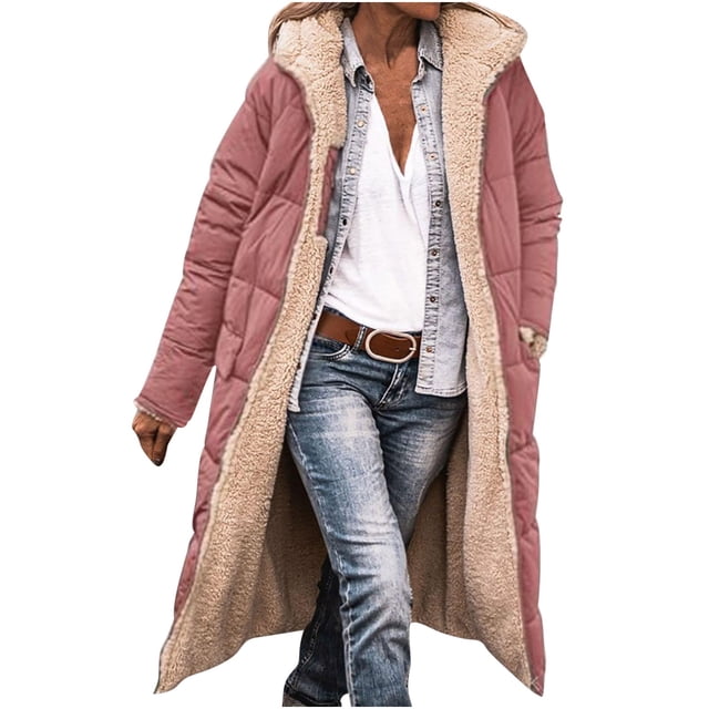 Manteau Long en Coton Réversible pour Femmes, d'Hiver, Décontracté, Ample, Mode, avec Poches Zippées, Couleur Unie Rose Poussiéreux, avec Extérieur Matelassé et Douce Doublure en Molleton beige. le Manteau Présente une Fermeture Éclair à l'Avant, des Manches Longues et des Poches Latérales. Il s'Agence comme un Ouvert sur une Tenue Décontractée de jeans, un Haut Blanc et une Chemise en denim, Mettant en Valeur Son design Réversible. Convient pour l'Automne et l'Hiver, pour l'Extérieur Ou les Tenues Décontractées.