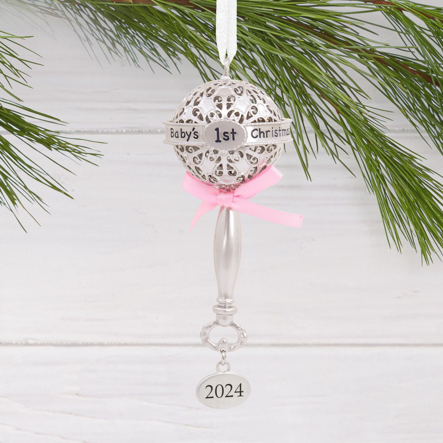 Décoration Hallmark de Noël (Hochet argenté décoré d'un ruban rose « Baby's 1st Christmas 2024 », décoration métallique haut de gamme)