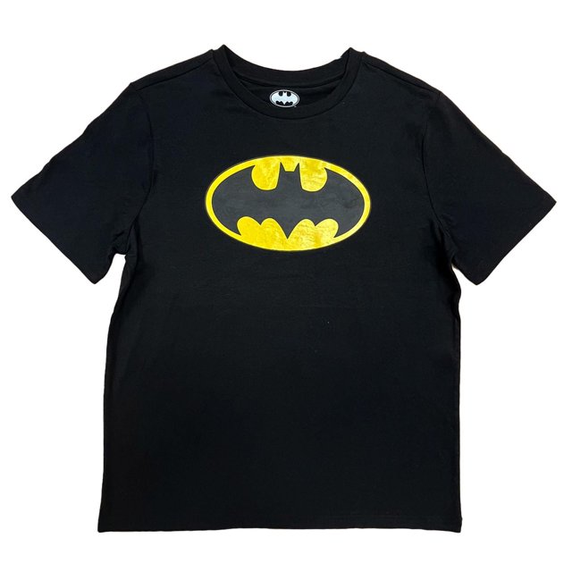 Batman T-shirt Graphique pour Garçons en Noir avec un Grand logo Batman Jaune et Noir sur la Poitrine, Fait de 60 % Coton et 40 % polyester avec Encolure Ras du Cou, Manches Courtes et Ourlet Droit, Convient aux Hauts Décontractés pour Garçons et au Port Quotidien.