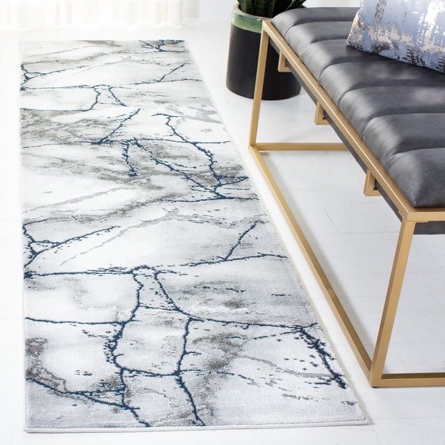 SAFAVIEH Tapis Coureur en Marbre Abstrait Paul avec Motif de Marbre Gris et Bleu Tourbillonnant sur Fond Blanc, Fabriqué à Partir de Fils Synthétiques Doux pour la Durabilité et le Confort, Exposé sur un Plancher Blanc à Côté d'Un Banc à Cadre Métallique Doré avec Coussin Gris Foncé, Idéal pour la Déco Contemporaine de Couloir Ou d'Entrée.