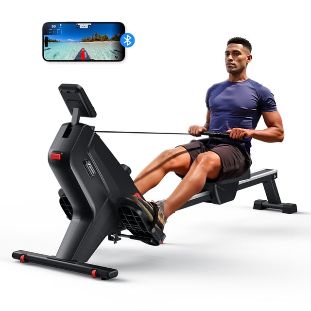 MERACH Machine à Ramper Magnétique avec 16 Niveaux de Résistance Magnétique Personnalisable, Montrée Lors de l'Utilisation par un Individu. le Ramper Noir et Rouge Présente un Écran LCD pour Suivre les Métriques d'Entraînement Telles Que la distance, le Temps et les calories. un Téléphone Intelligent Est Connecté via Bluetooth, Affichant une Scène d'Aviron Extérieure Simulée. la Machine Comprend un rail en Alliage d'Aluminium Robuste, un Siège Ergonomique et des Roues de transport pour un Rangement Facile.