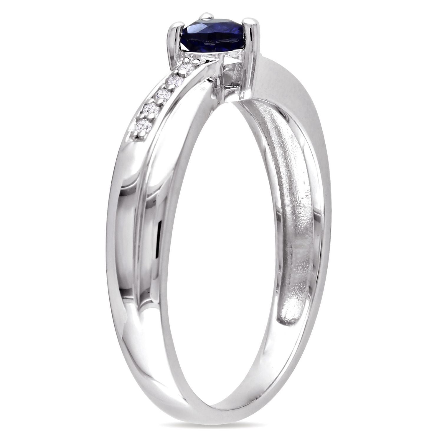Bague de fiançailles Tangelo avec 0.25 carat de saphir bleu synthétique de coupe cœur et diamant en argent sterling