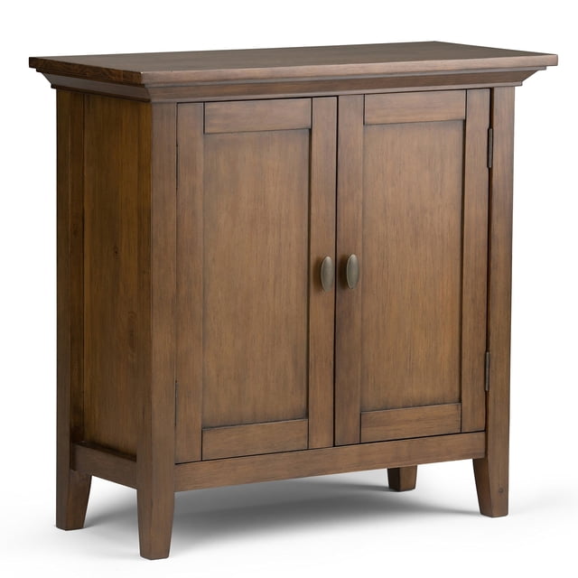 SIMPLIHOME Redmond Armoire de Rangement Basse Rustique en Bois Massif de 32 Pouces de Large en Brun Naturel Vieilli Rustique, avec 2 Portes, 2 Tablettes Ajustables. Armoire en Pin Massif Centrée et Orientée vers l'Avant avec Teinture Brun Vieilli Finie à la Main, Pattes Effilées, Dessus Moulé à Bord Couronne et Quincaillerie en Laiton antique; Deux Portes s'Ouvrent sur Deux Tablettes Ajustables, Convient au Rangement d'Entrée Ou comme console Multimédia Compacte.