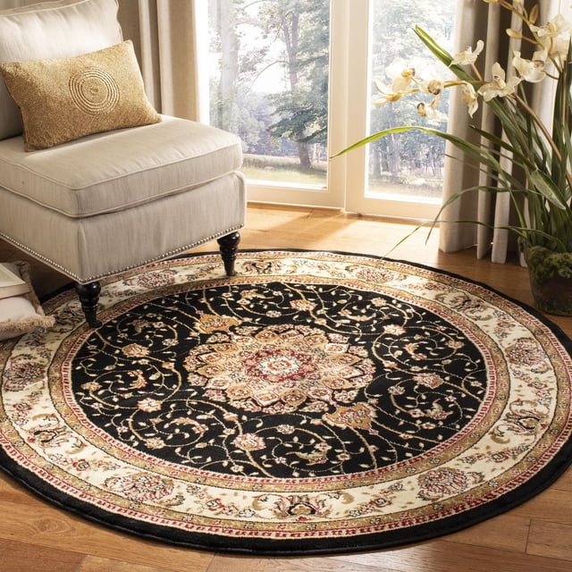 SAFAVIEH Lyndhurst Gabriella Tapis Traditionnel, Rond avec un Centre Noir Présentant des Motifs Floraux Persans Complexes et des Treillis dans des Tons beige, Rouge et Or, Posé sur un Plancher de Bois Franc à Côté d'Une Chaise Rembourrée beige avec un Coussin Décoratif Doré, Près d'Une Fenêtre Éclairée par le Soleil et d'Une Orchidée en Pot, Idéal pour les Zones à Fort Passage.