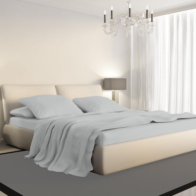 Johnson Home Ensembles de Draps en Coton Peigné 500 Fils Gris sur un lit beige Rembourré avec Tête de lit Basse, Comprenant Deux Taies d'Oreiller et un Drap Plat Drapé dans une Chambre à Coucher Doucement Éclairée avec des Rideaux Blancs, un Tapis Gris, une Lampe de Chevet et un Lustre en Cristal, Convenant au Confort Toute l'Année et à la Douceur Respirante.